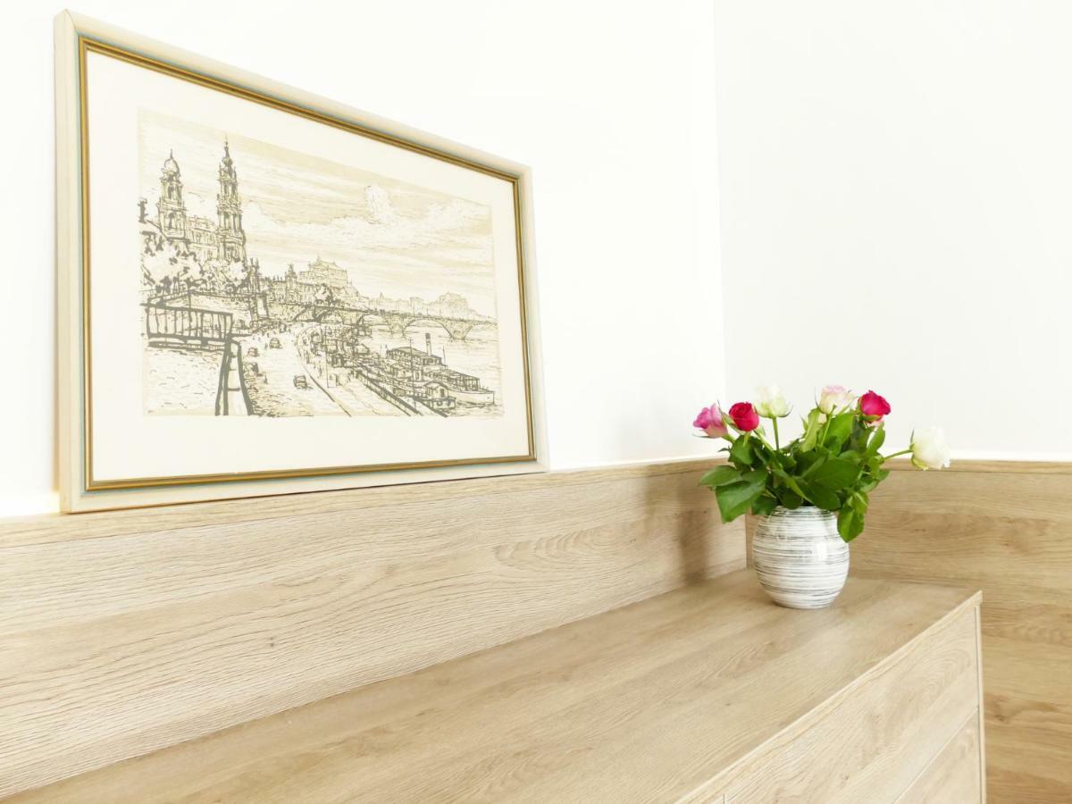 Grosses Apartment Im Zentrum Von Dresden, 2 Schlafzimmer, 2 Baeder, Balkon Bagian luar foto